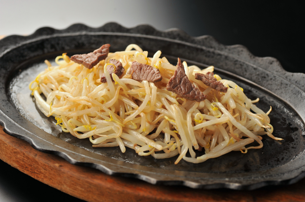 仙台牛ともやし炒め（オリジナルソースかけ）